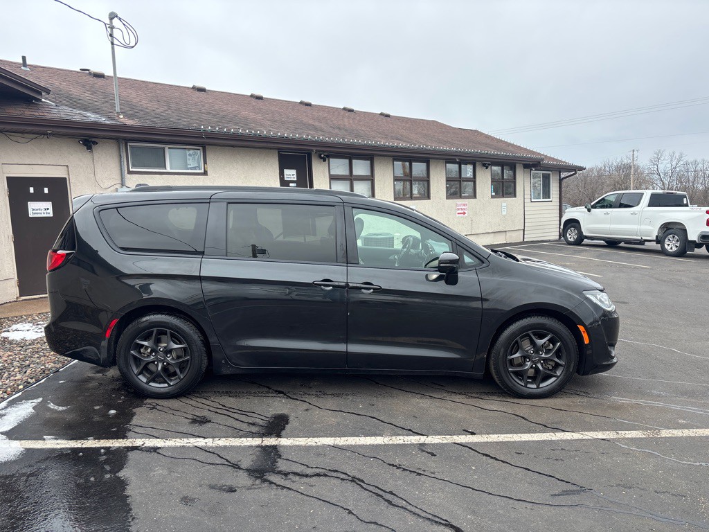 2018 Chrysler Pacifica Image 2
