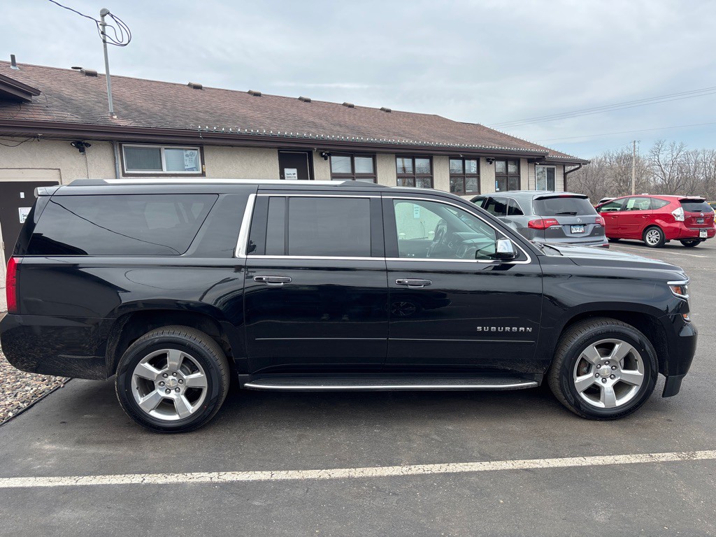 2019 Chevrolet Suburban Image 2