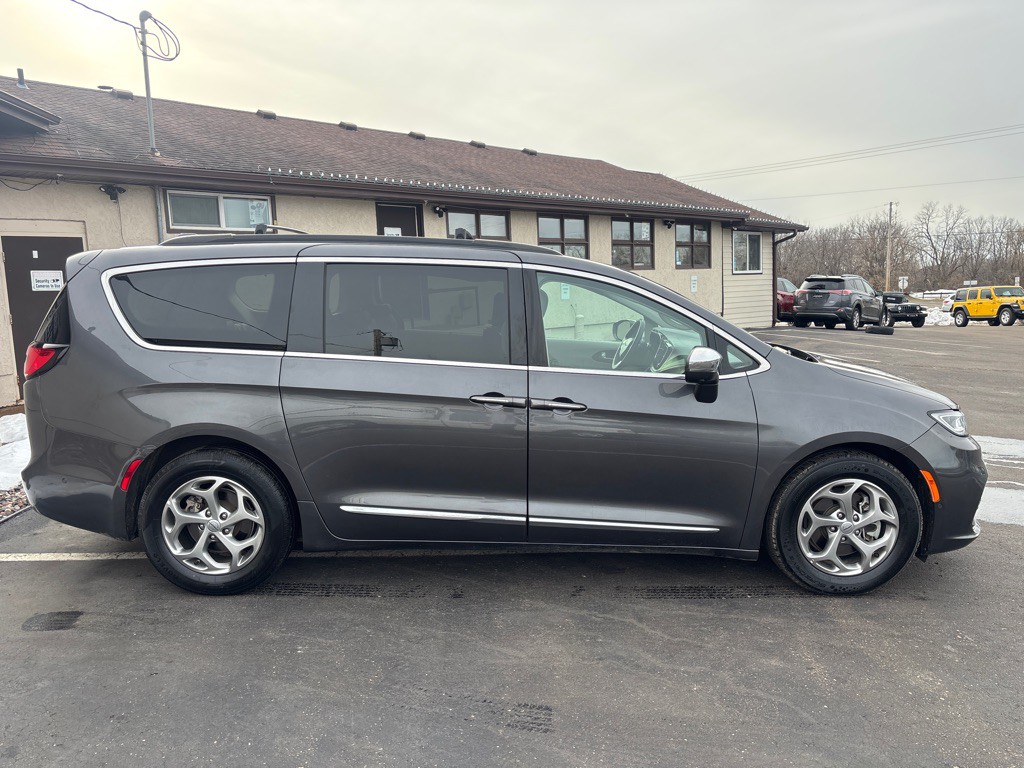 2022 Chrysler Pacifica Image 2