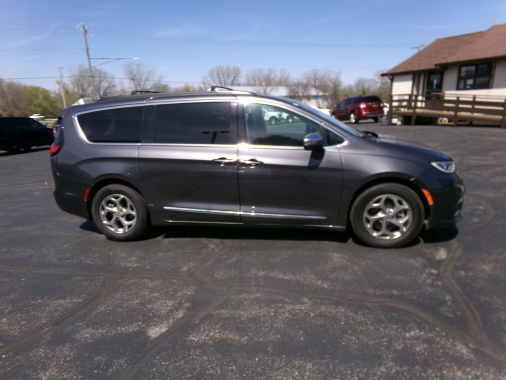 2022 Chrysler Pacifica Image 2
