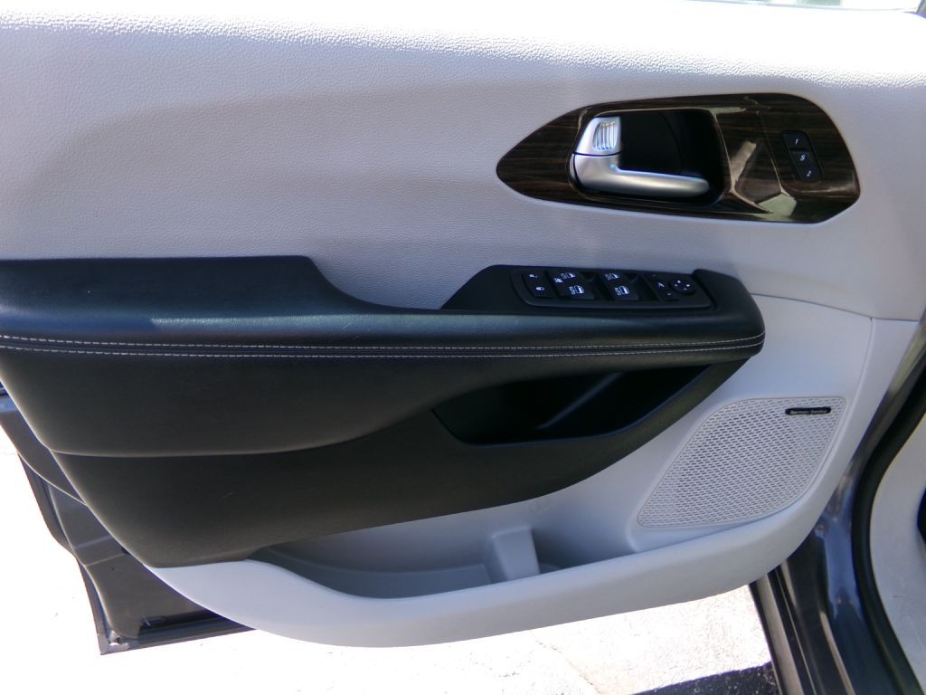 2022 Chrysler Pacifica Image 10