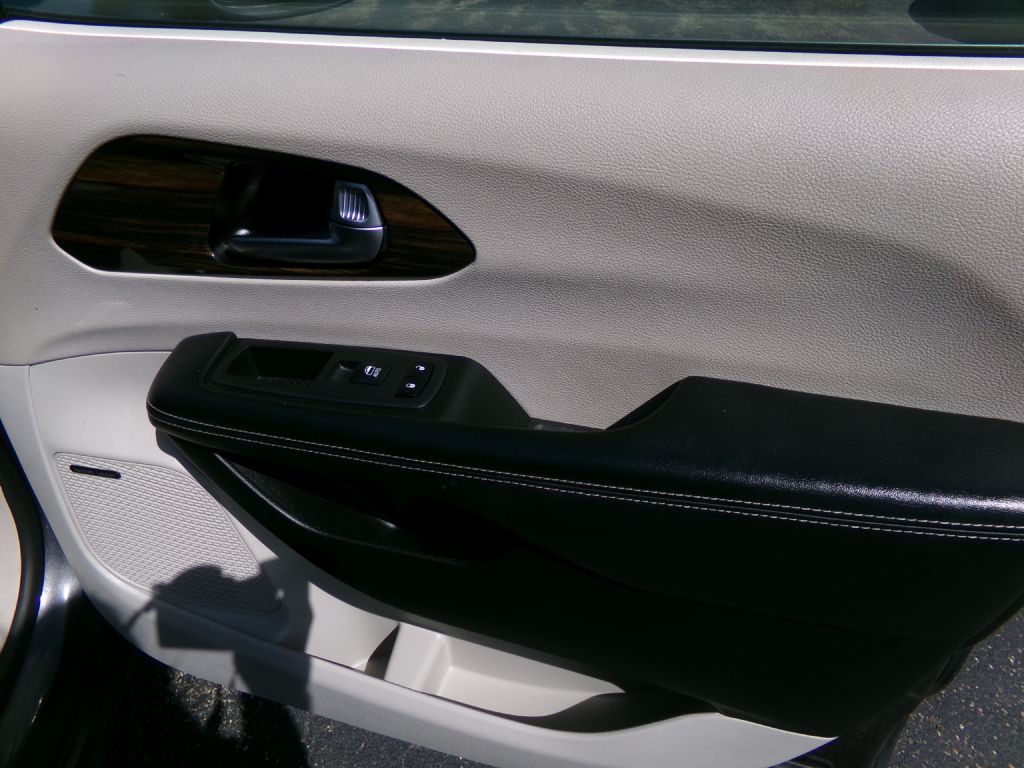 2022 Chrysler Pacifica Image 56