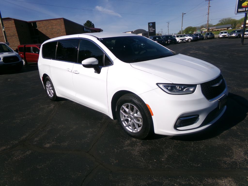 2023 Chrysler Pacifica Image 1