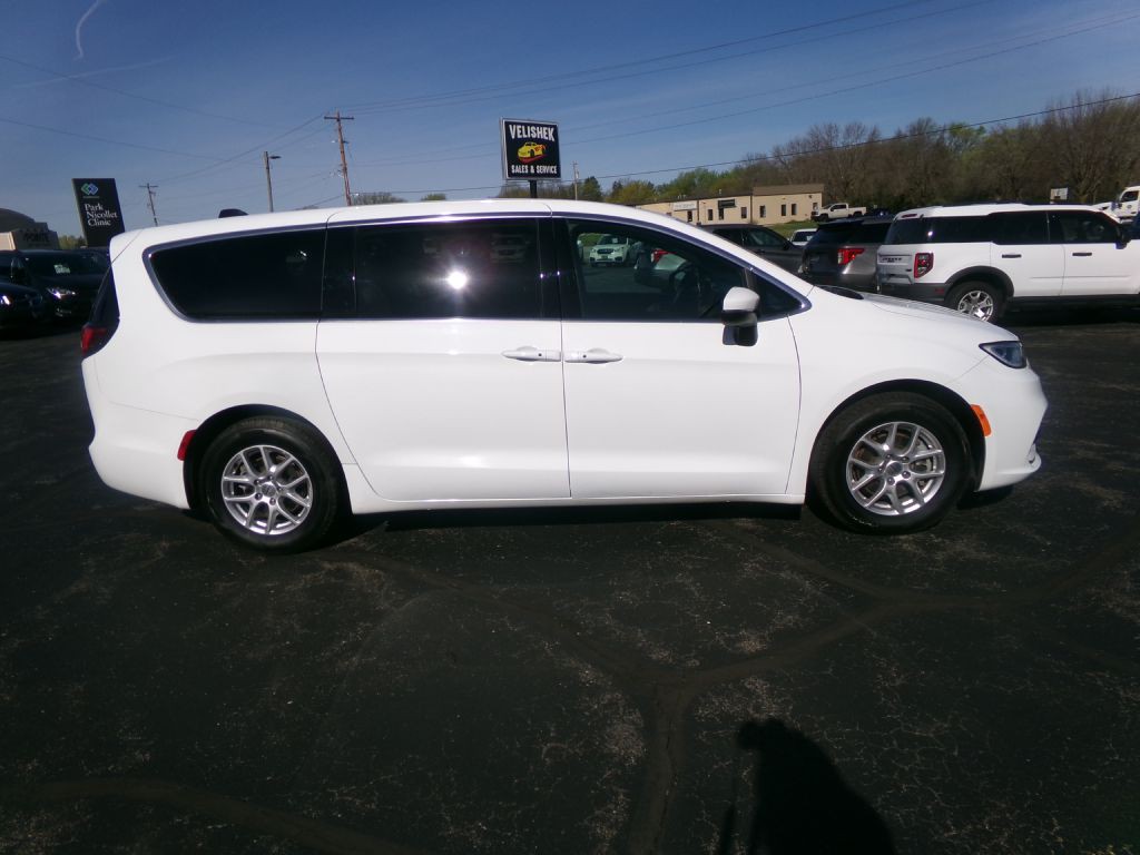 2023 Chrysler Pacifica Image 2