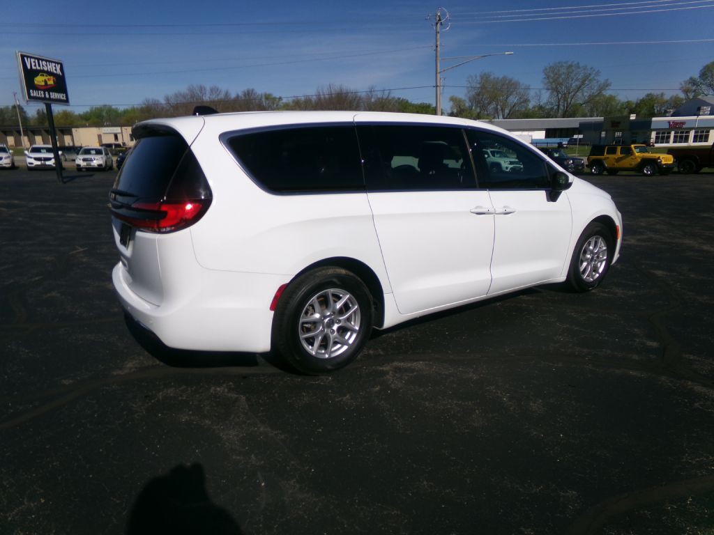 2023 Chrysler Pacifica Image 3