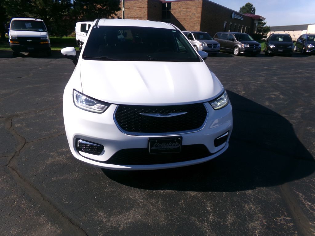 2023 Chrysler Pacifica Image 4