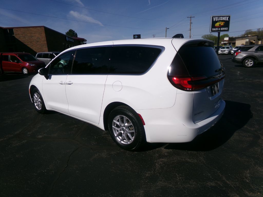 2023 Chrysler Pacifica Image 8