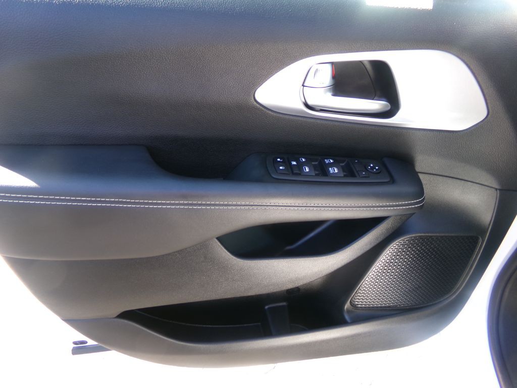 2023 Chrysler Pacifica Image 9