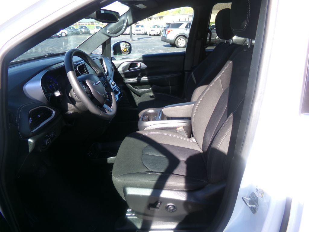 2023 Chrysler Pacifica Image 11
