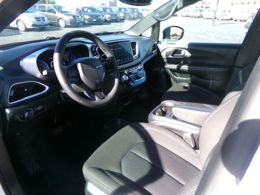 2023 Chrysler Pacifica Image 12