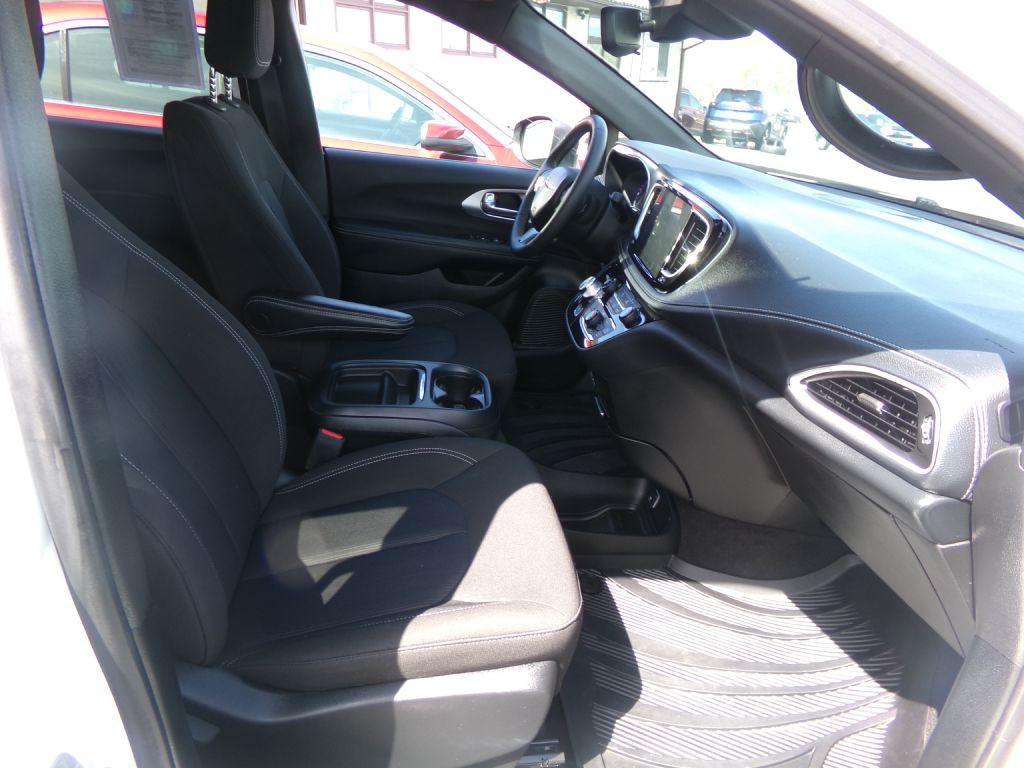 2023 Chrysler Pacifica Image 43