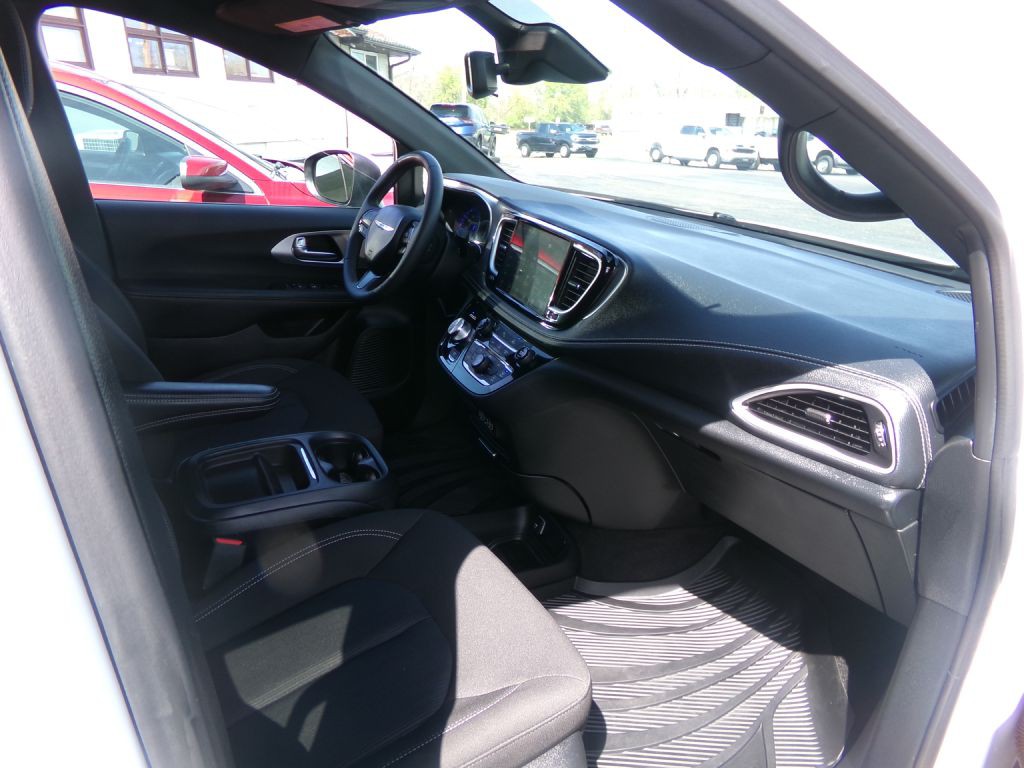 2023 Chrysler Pacifica Image 44