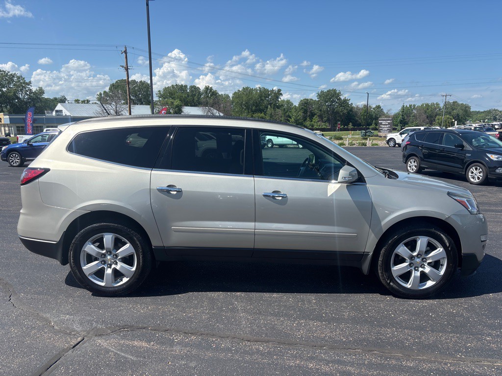 2017 Chevrolet Traverse Image 2