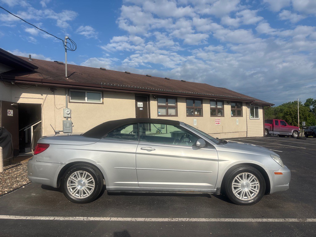 2008 Chrysler Sebring Image 2