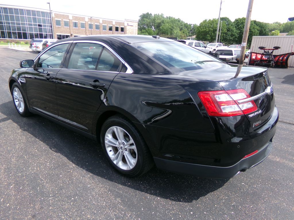 2017 Ford Taurus Image 5