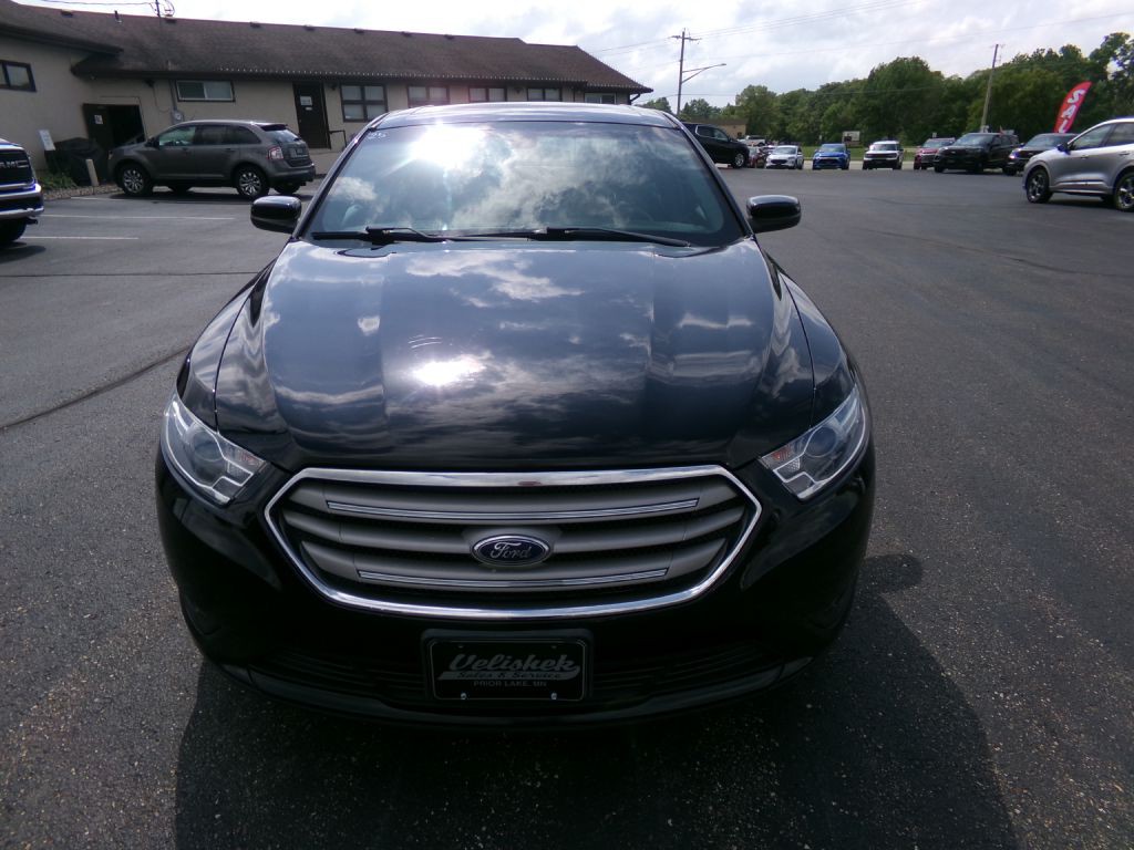 2017 Ford Taurus Image 8