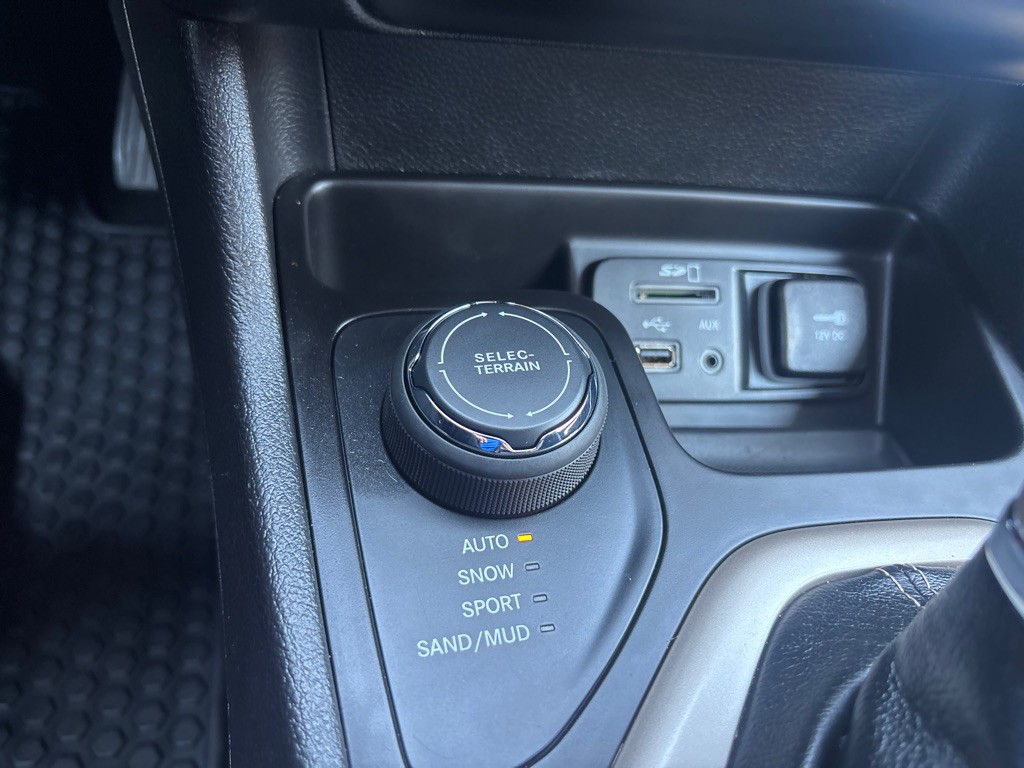 2017 Jeep Cherokee Image 21
