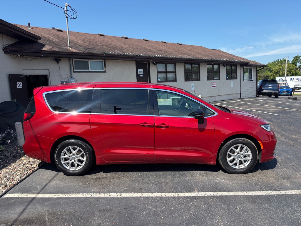 2024 Chrysler Pacifica Image 2