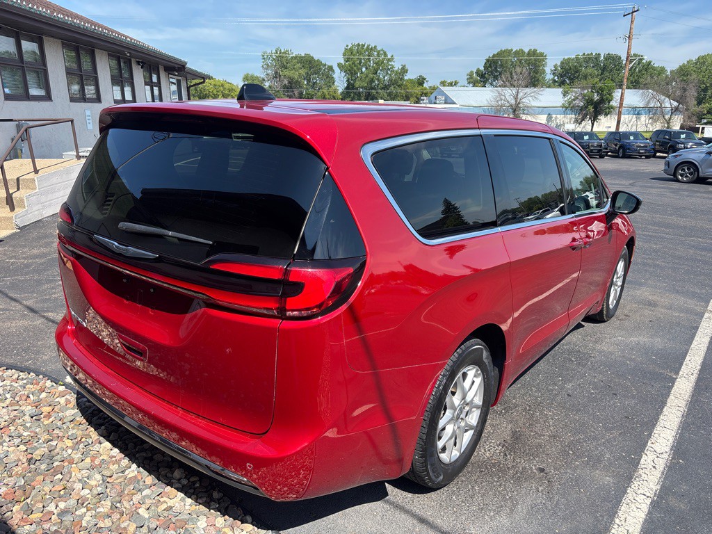 2024 Chrysler Pacifica Image 3