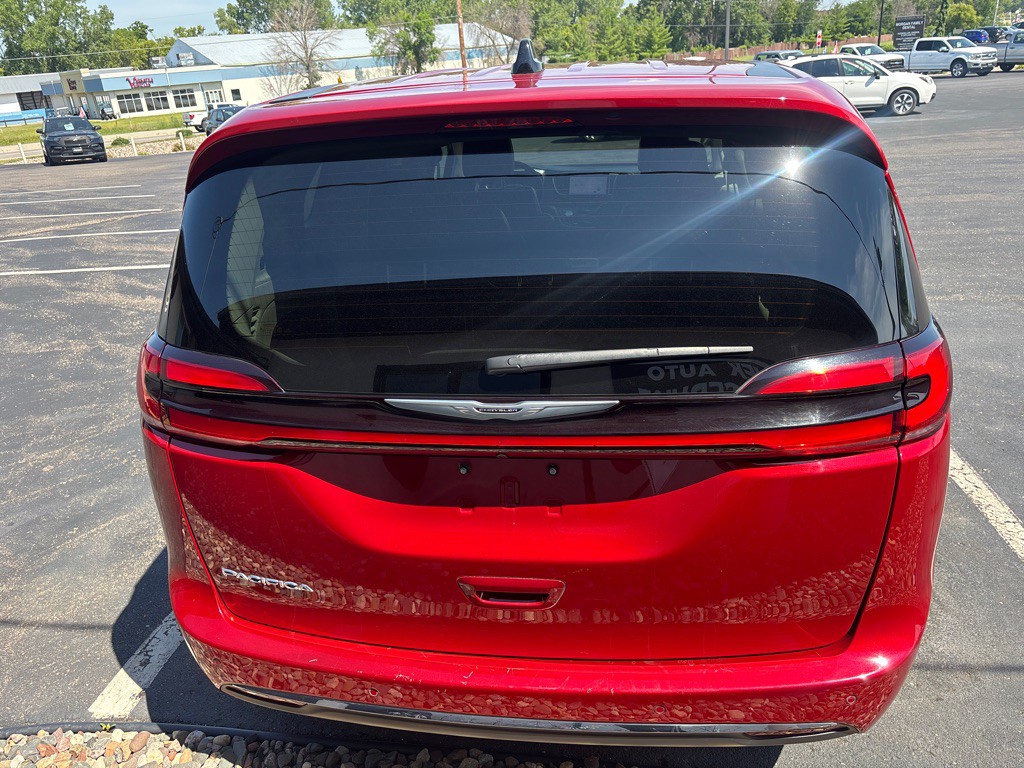 2024 Chrysler Pacifica Image 4
