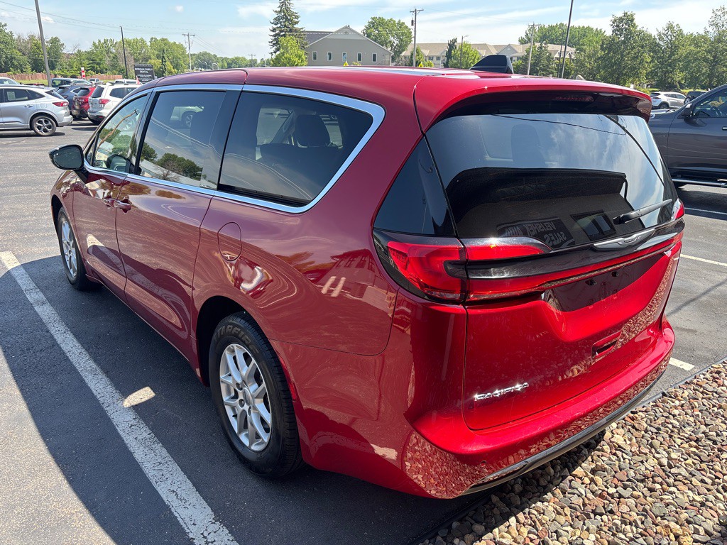 2024 Chrysler Pacifica Image 5
