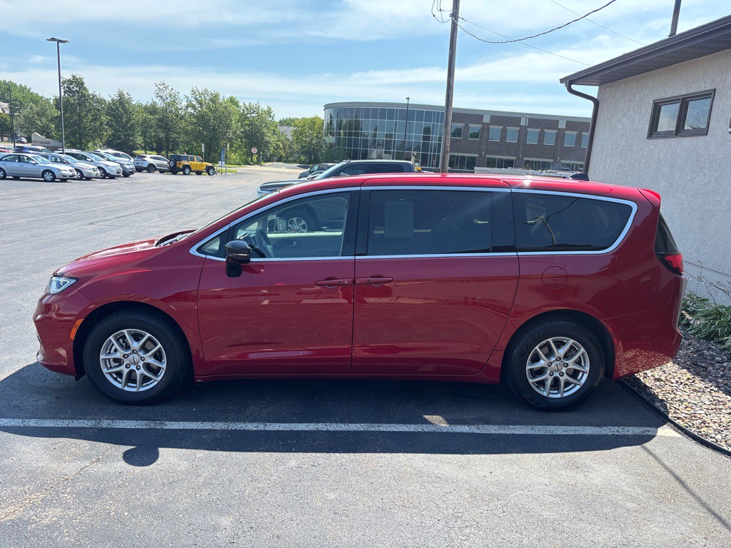 2024 Chrysler Pacifica Image 6