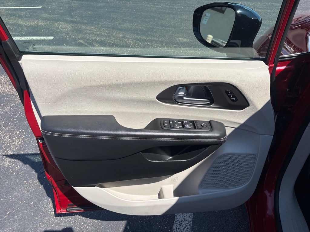 2024 Chrysler Pacifica Image 9