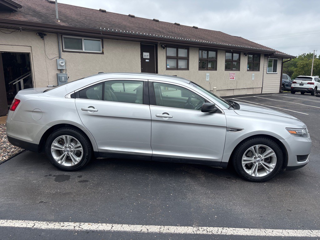 2017 Ford Taurus Image 2