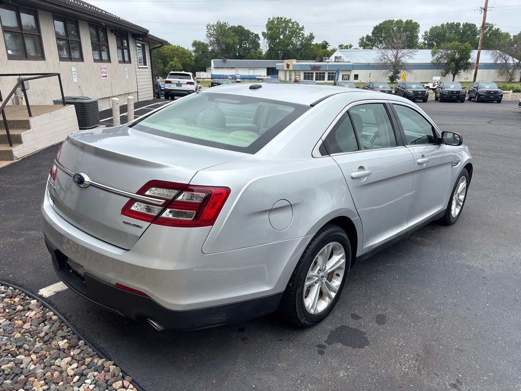 2017 Ford Taurus Image 3