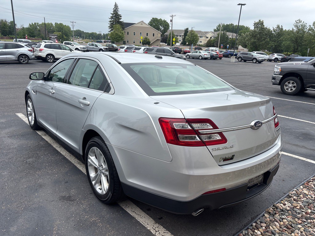 2017 Ford Taurus Image 5