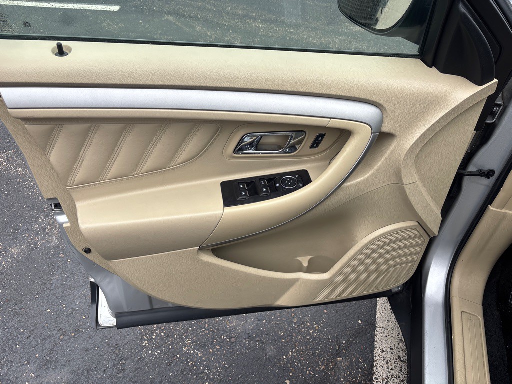 2017 Ford Taurus Image 9