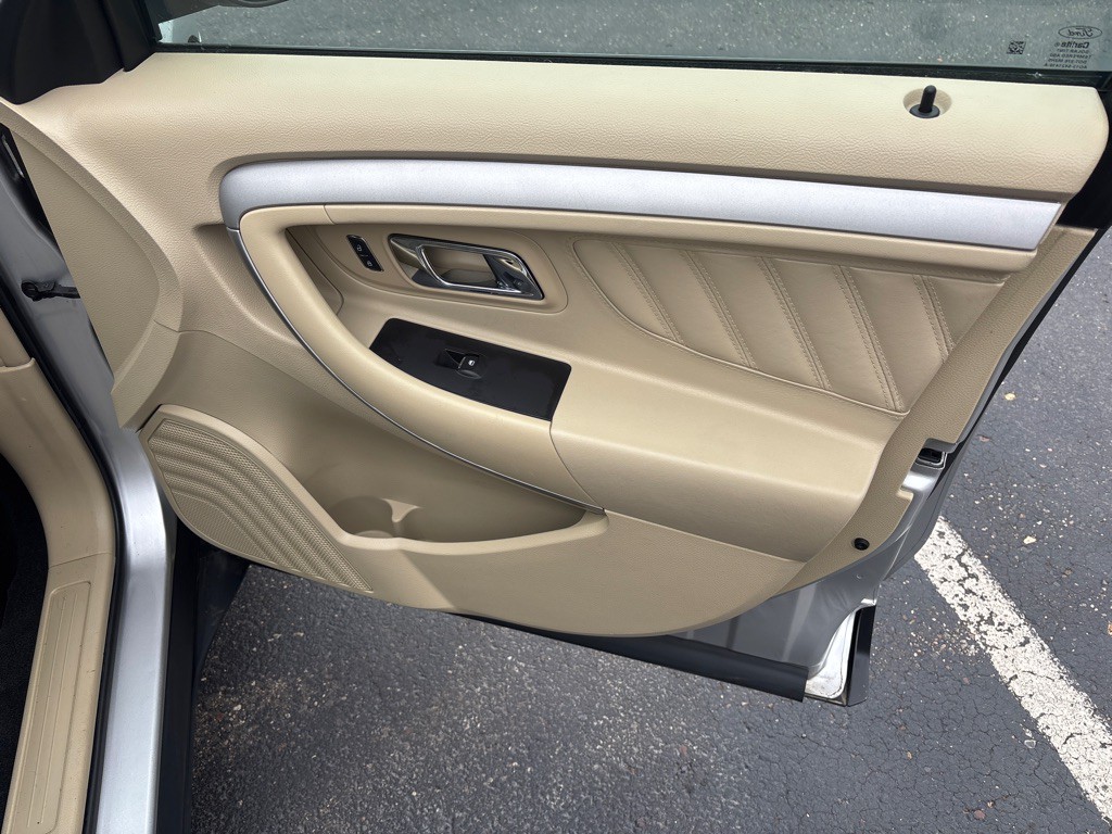 2017 Ford Taurus Image 24