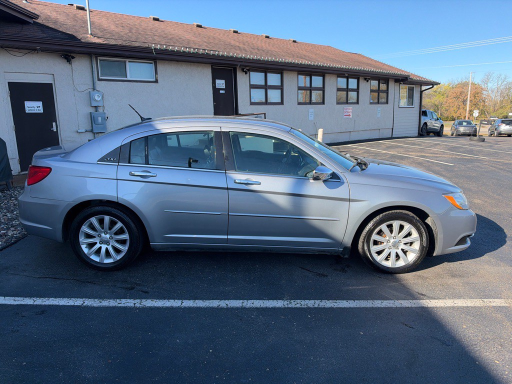 2013 Chrysler 200 Image 2
