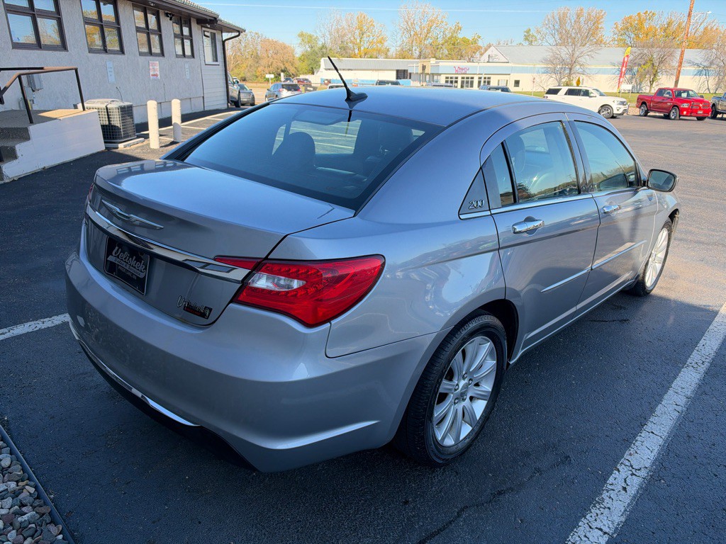 2013 Chrysler 200 Image 3