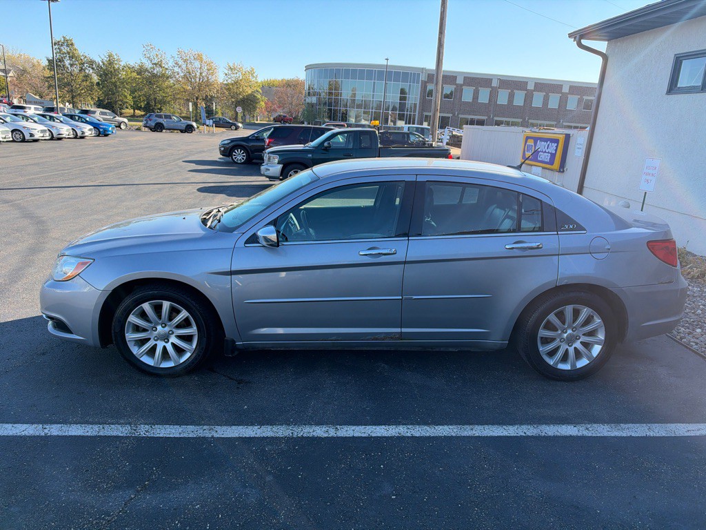 2013 Chrysler 200 Image 6