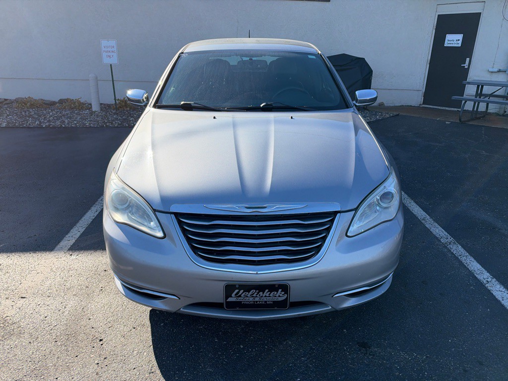 2013 Chrysler 200 Image 8