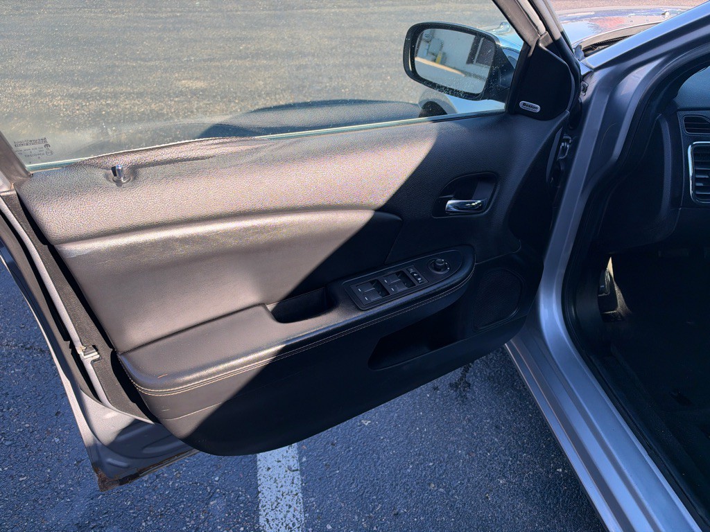 2013 Chrysler 200 Image 9