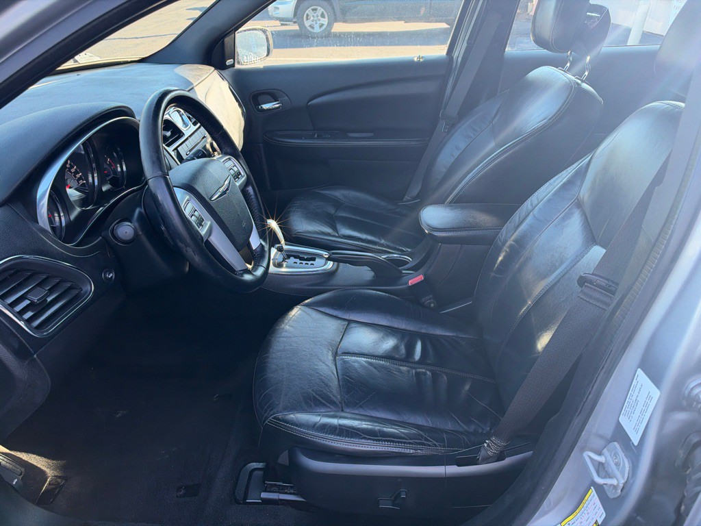 2013 Chrysler 200 Image 10