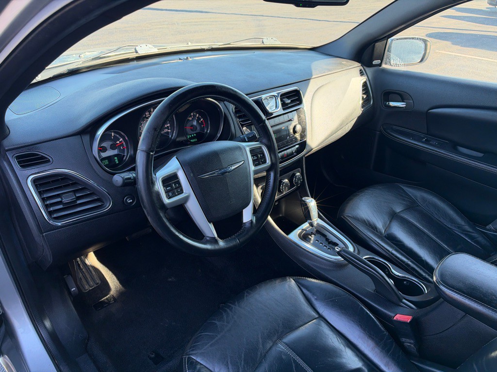 2013 Chrysler 200 Image 11