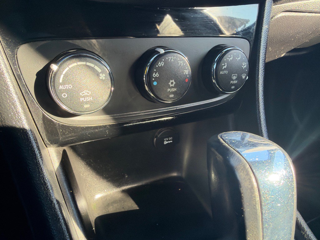 2013 Chrysler 200 Image 16