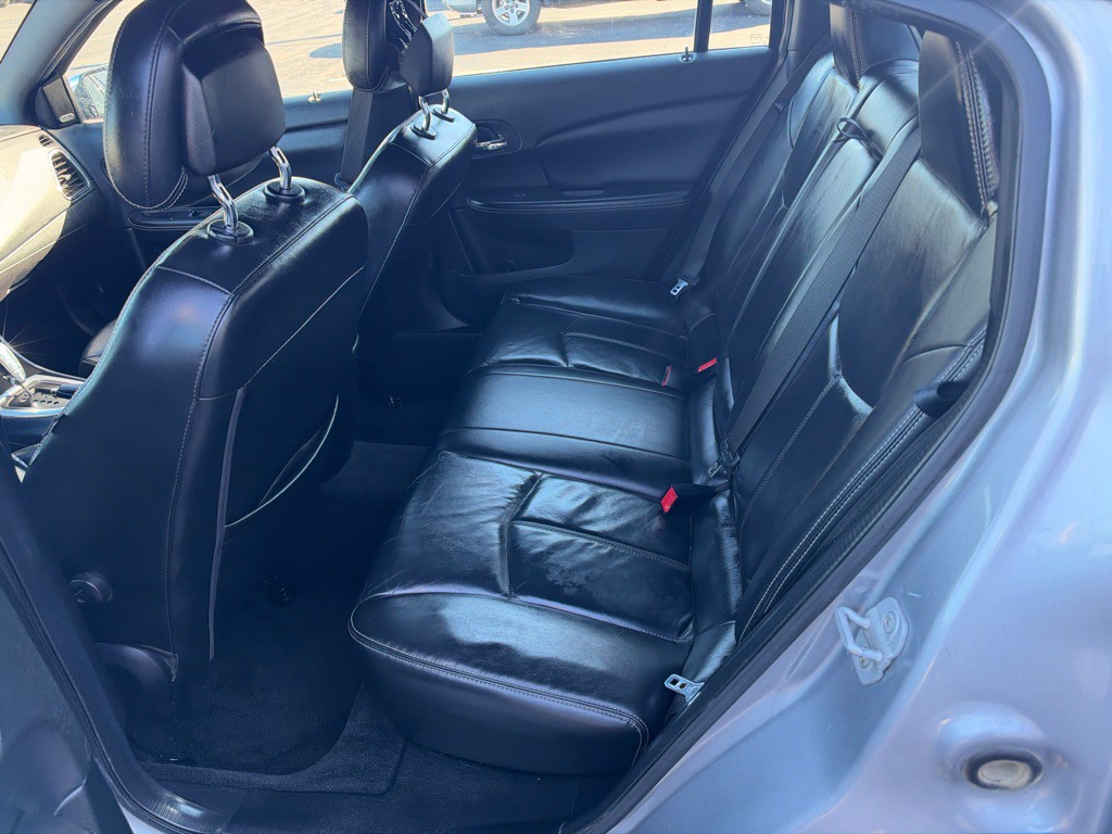 2013 Chrysler 200 Image 19
