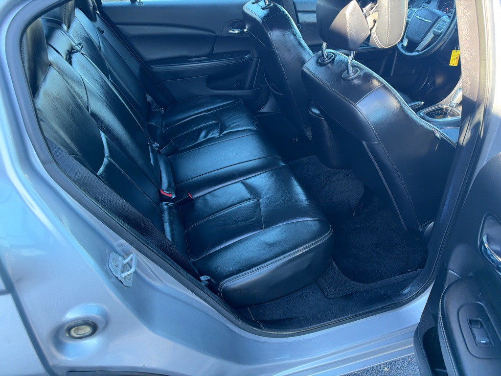 2013 Chrysler 200 Image 22