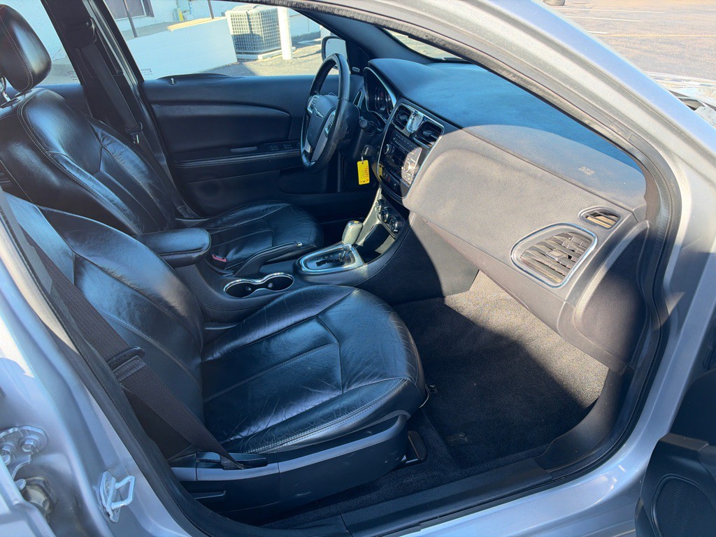 2013 Chrysler 200 Image 24