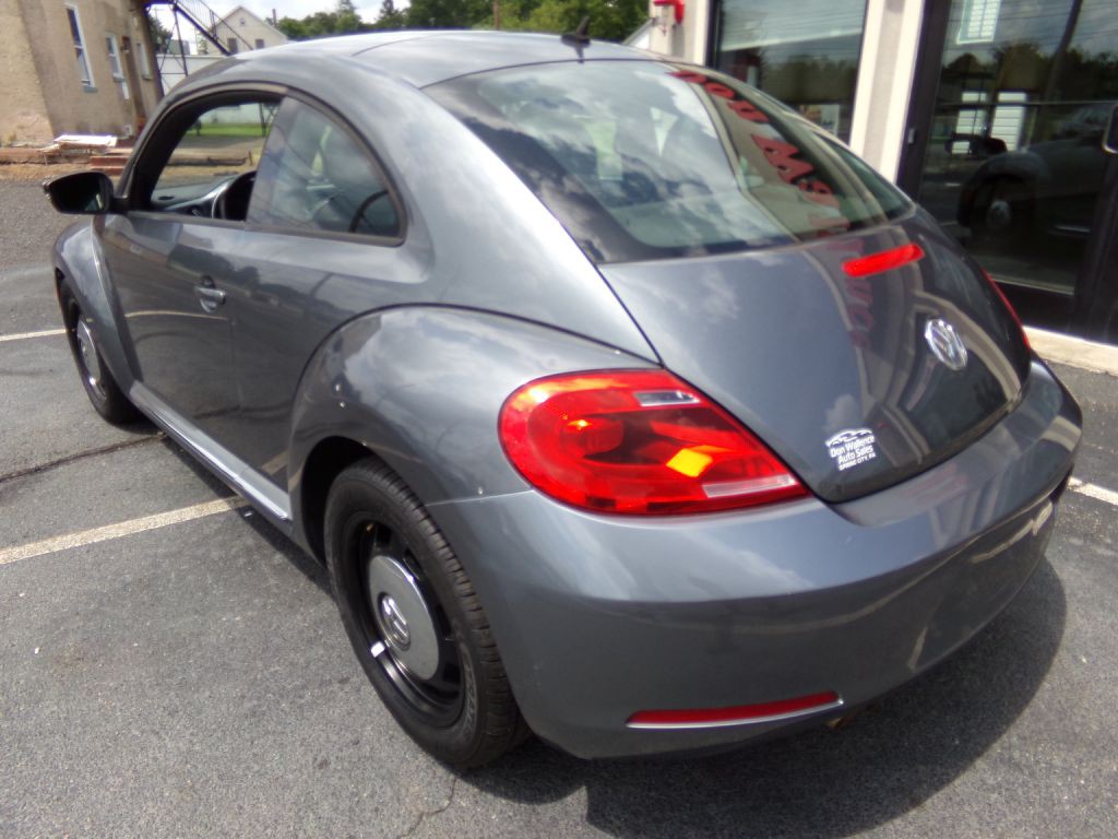 2012 Volkswagen Beetle Image 2