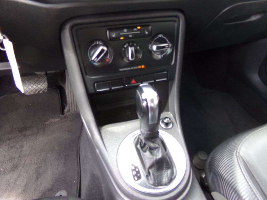2012 Volkswagen Beetle Image 9