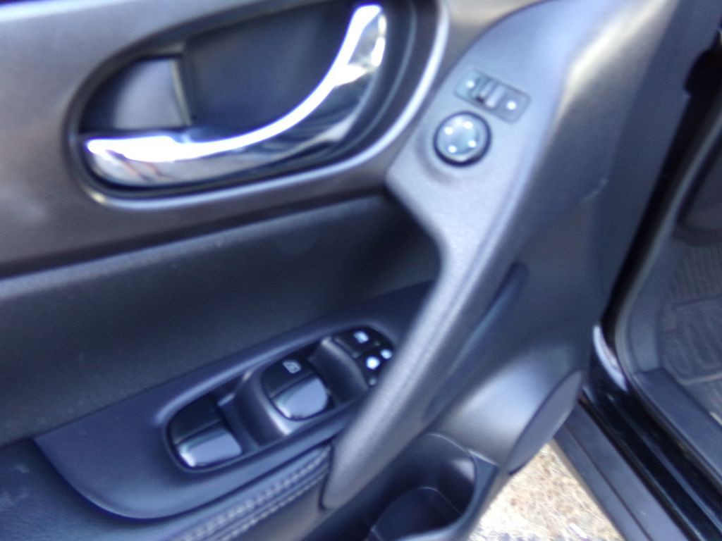 2015 Nissan Rogue Image 17