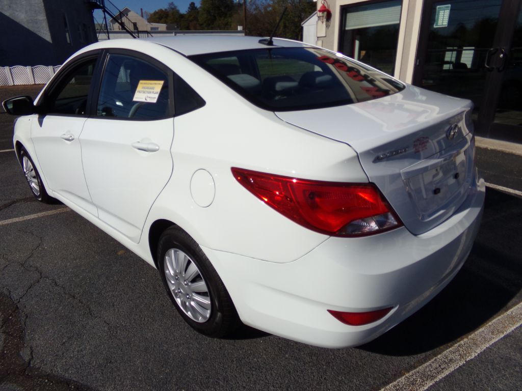 2016 Hyundai Accent Image 2