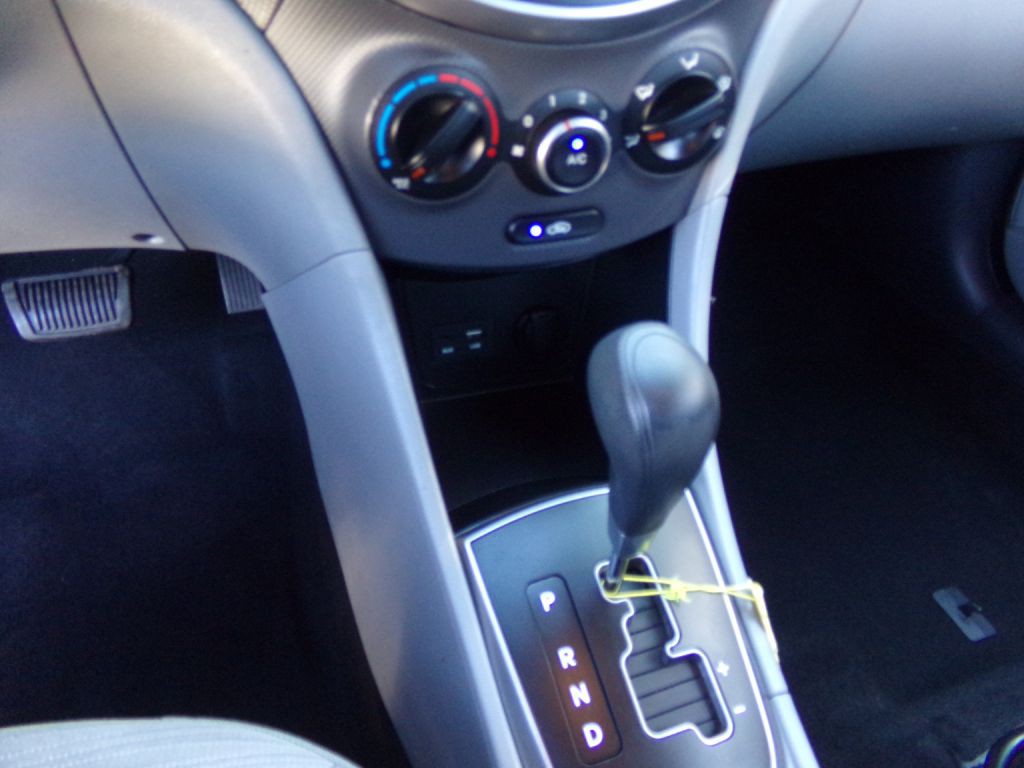 2016 Hyundai Accent Image 9