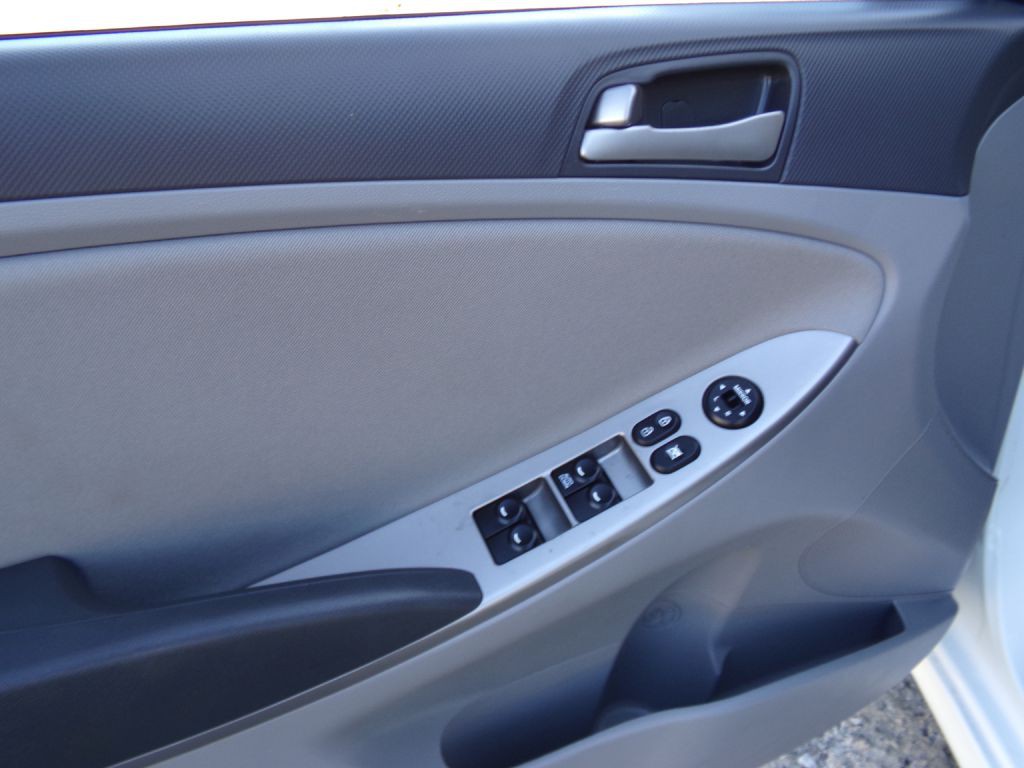 2016 Hyundai Accent Image 12