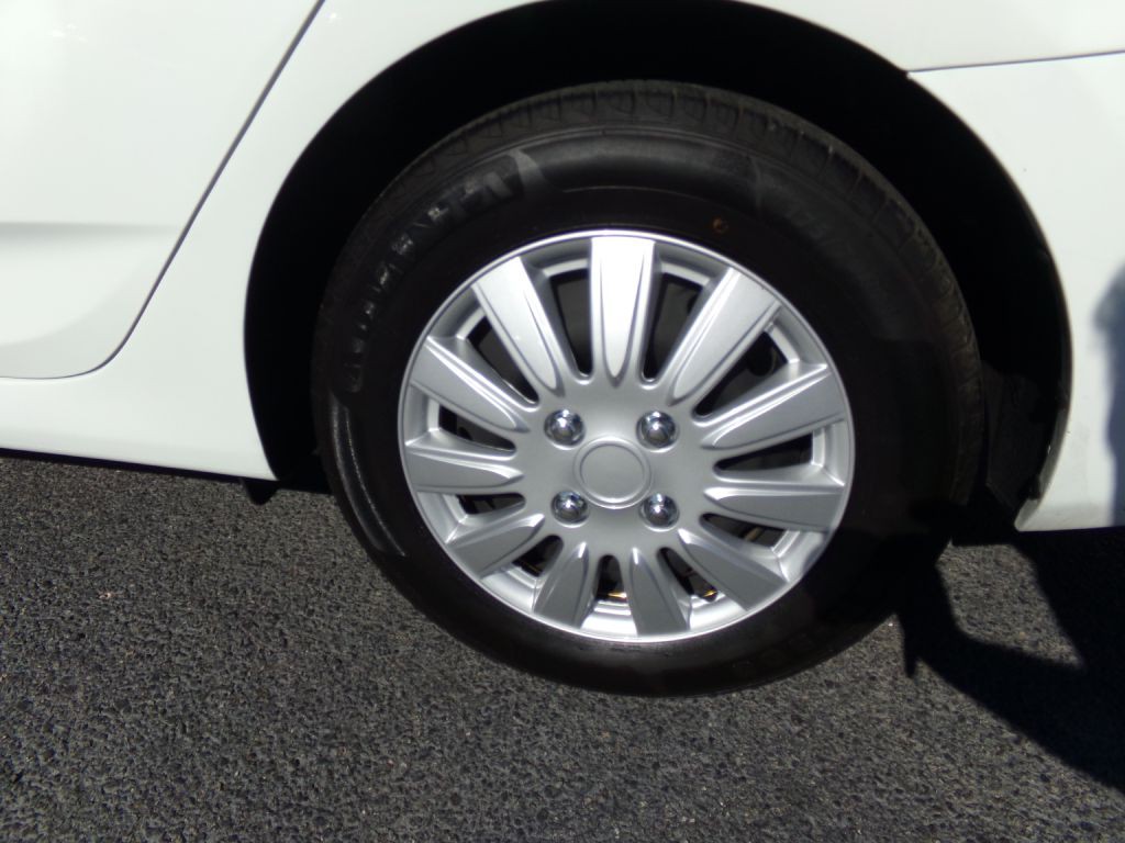 2016 Hyundai Accent Image 16
